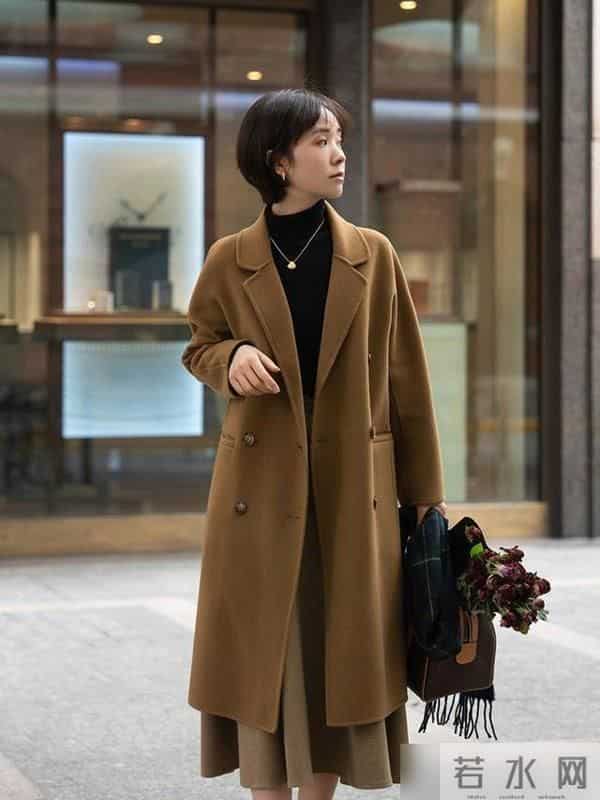 入冬后多穿基础款衣服，大衣、针织衫、半身裙，轻松提升你的气质