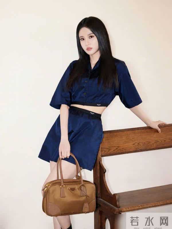 白鹿登上嘉人封面，展现出简洁、时尚、舒适的都市时尚风格