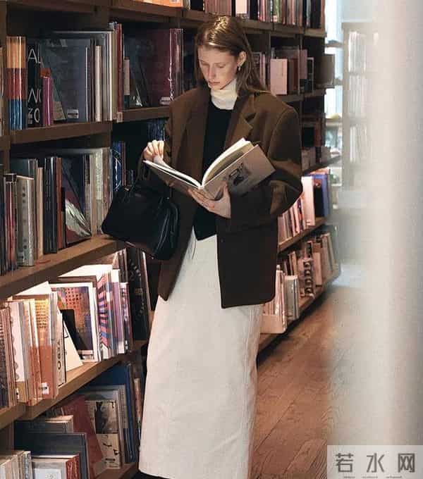 降温啦，“外套＋高领毛衣”火了，这样穿减龄时髦更高级