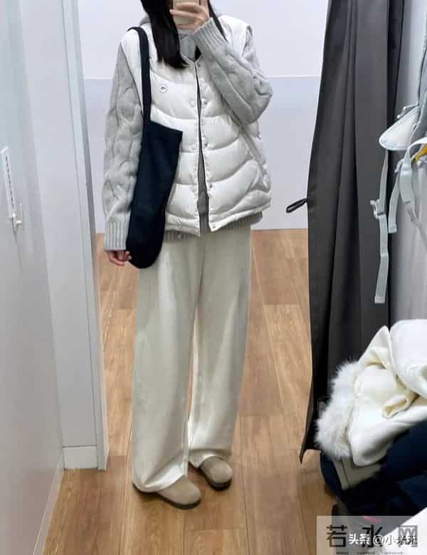 优衣库这组“奶白松弛搭”，把秋冬清爽感焊身上了