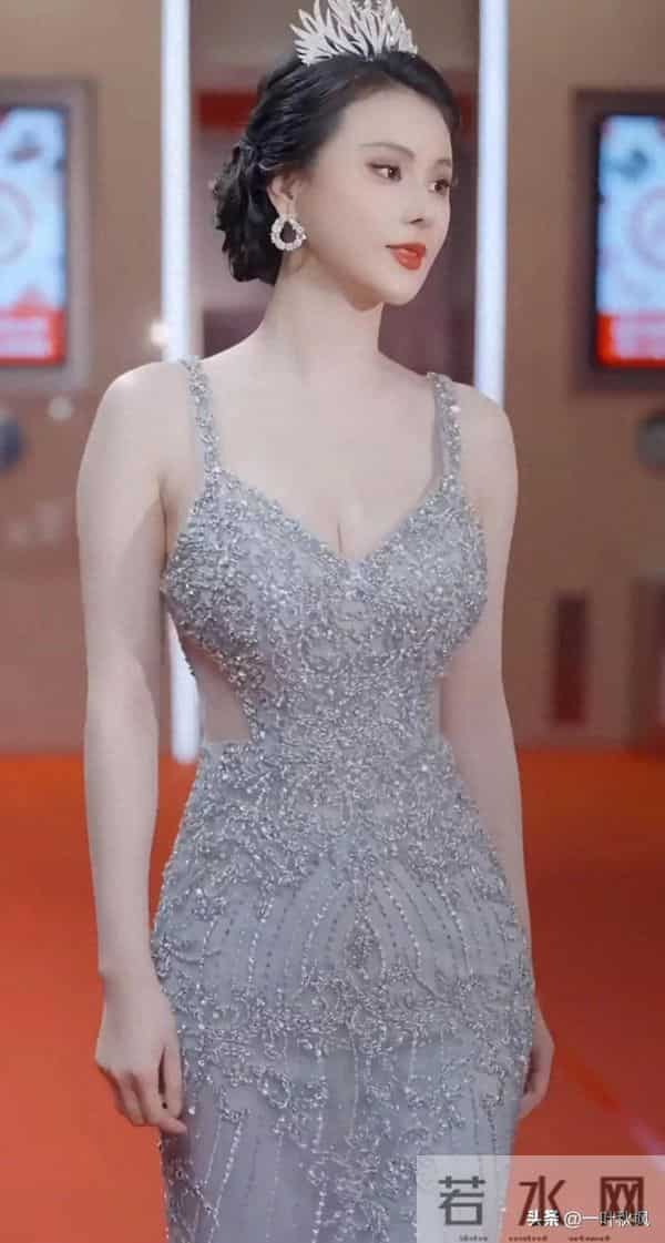 高吉不愧是选美冠军，身材长相都实属一流，美得很啊