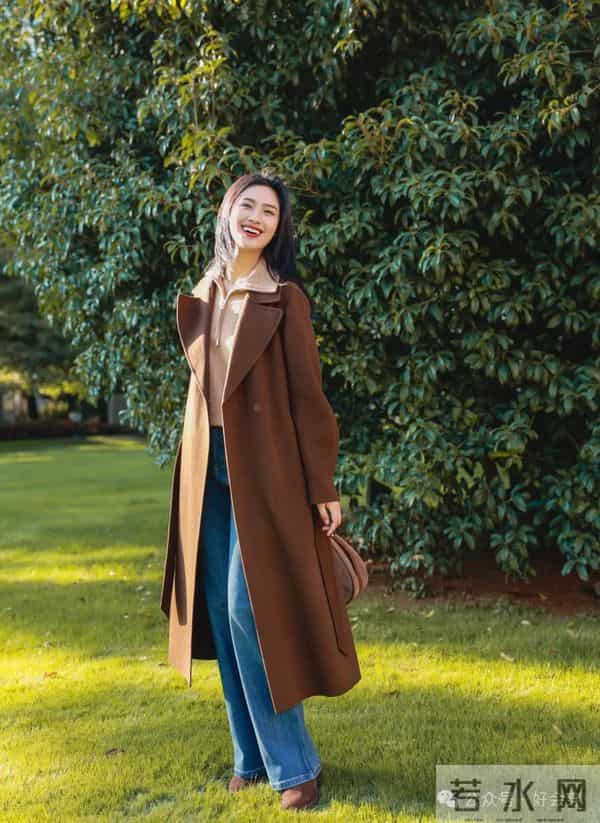 这是见过最好看的大衣搭配之一，简约大气，谁见都夸年轻