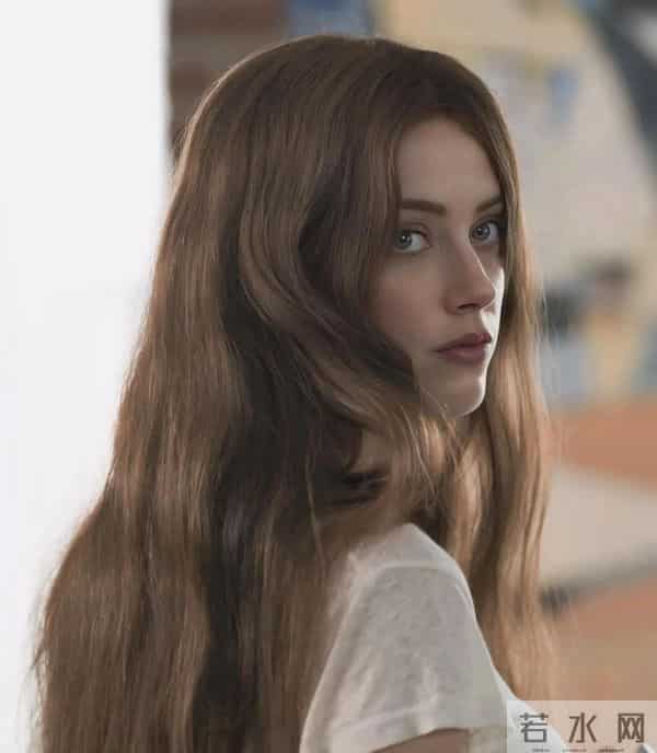 这应该是琥珀姐妆容最淡的一次了，棕色头发搭配浅唇色超性感