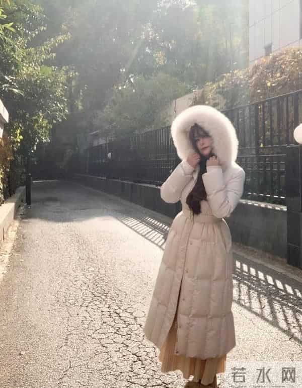 “长款羽绒服+半身裙”火了,这样穿保暖又时髦,谁穿谁好看!