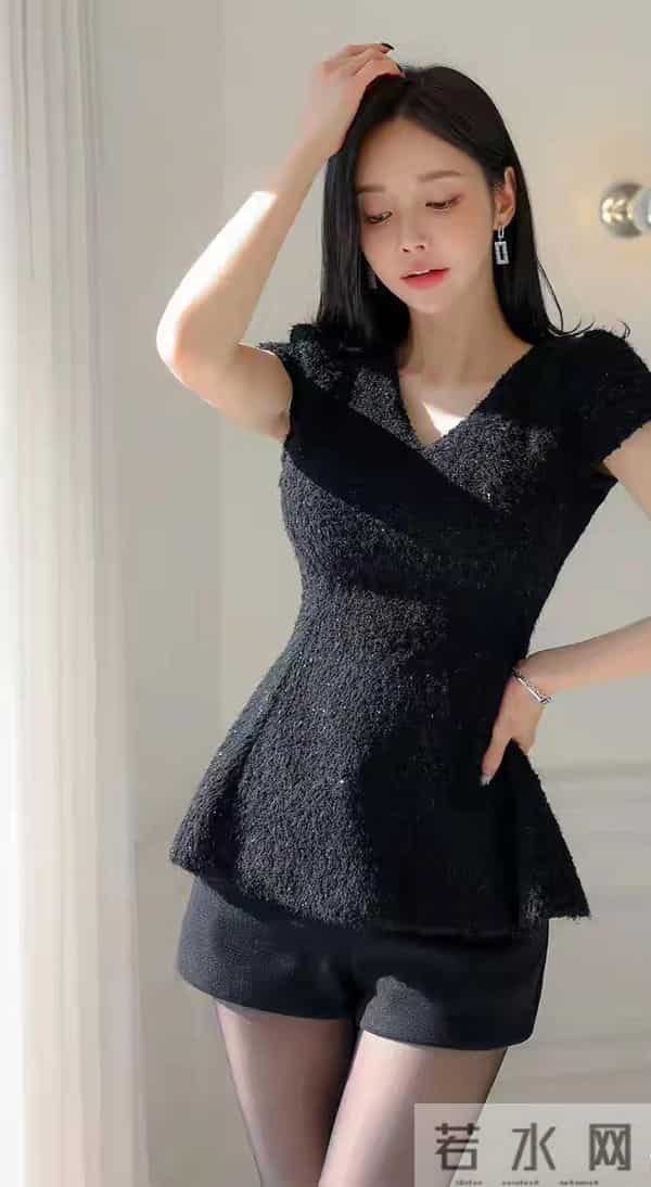 这穿搭又美又高级！黑色“小香风”上衣+短裤，谁穿谁是气质女神