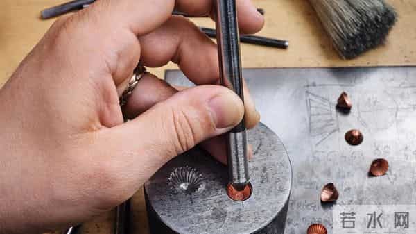 『珠宝』Hemmerle 推出 Scabiosa Stellata 铜制耳环：星芒松虫草