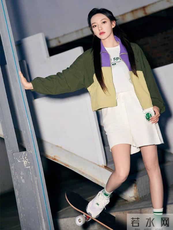 程潇穿出25岁女性时尚新潮流！混搭运动风穿搭，休闲舒适又实用