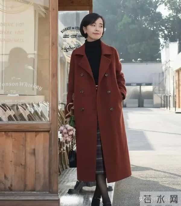 看女明星穿大衣，我悟了：不露脚踝、不配打底裤，会更优雅高级
