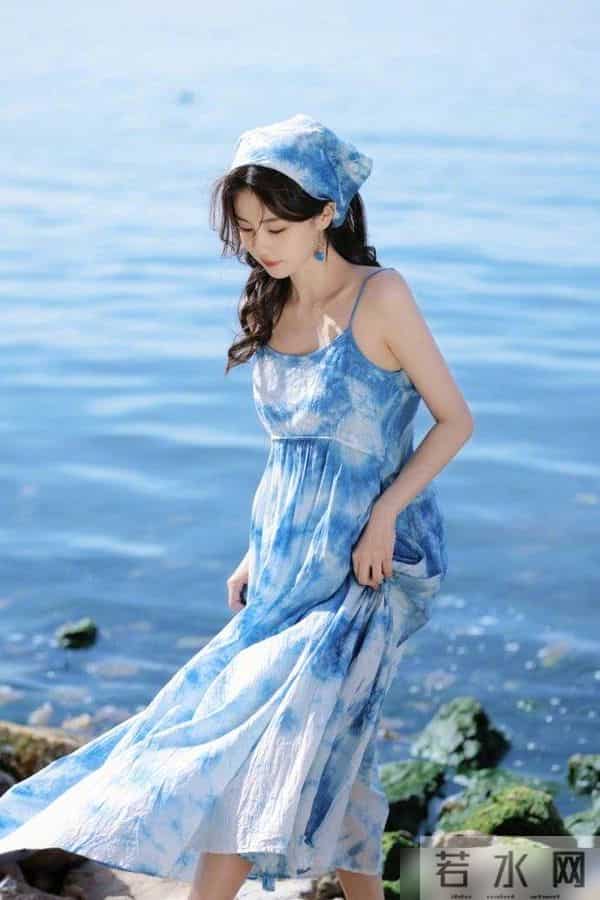刘亦菲和景甜高端甜美的穿搭，不如白鹿扎染吊带裙清新减龄又时尚