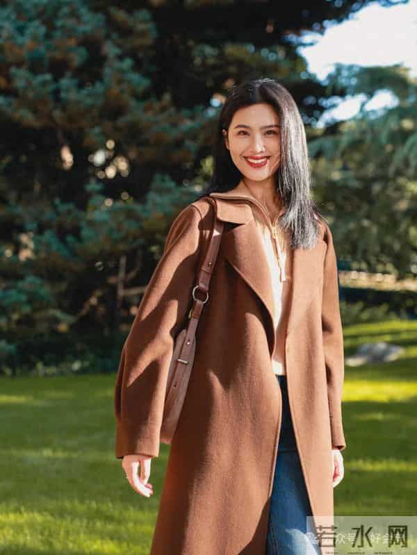 这是见过最好看的大衣搭配之一，简约大气，谁见都夸年轻