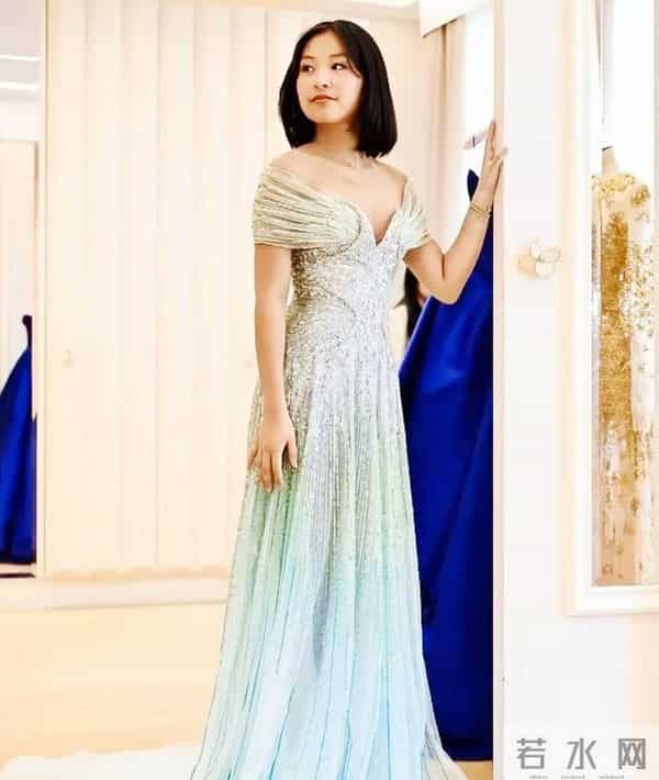 王传福女儿打入巴黎名媛圈，学霸模板长相可人，一抹红裙放光彩