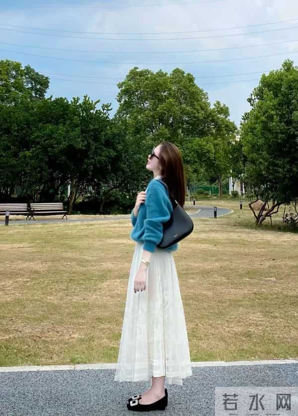 “毛衣 + 半裙”，秋冬这样穿简直太美了！