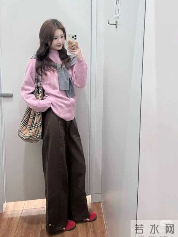 优衣库粉色毛衣+棕咖色直筒裤！