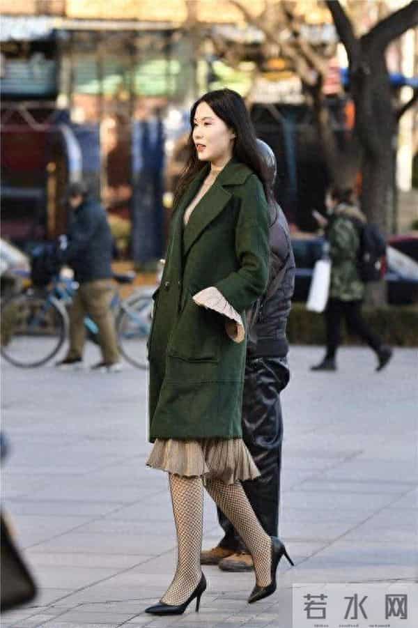 冬季里搭配尖头细跟鞋，看出美女是真的不怕冷，也很会搭配自己