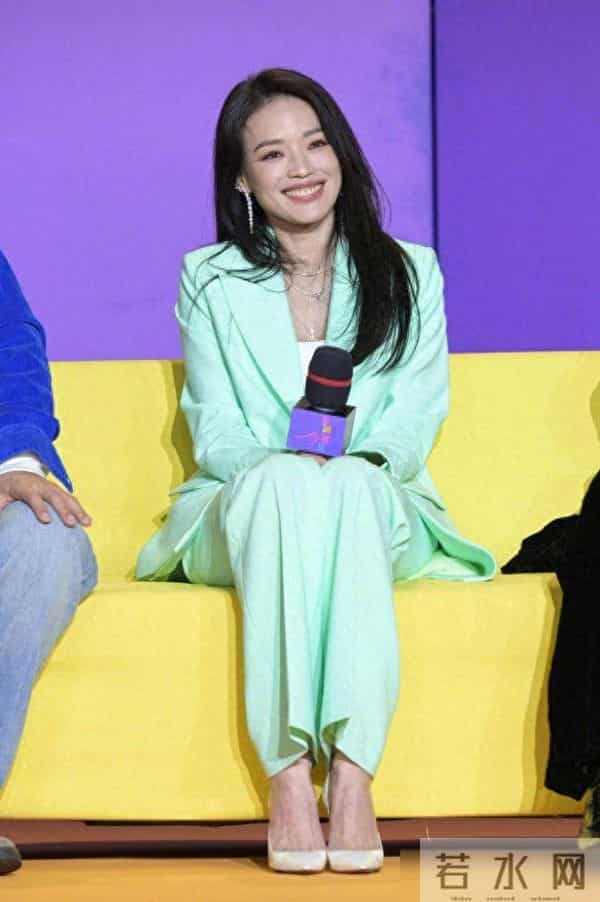 虞书欣和舒淇惊艳亮相《非诚勿扰3》发布会，多巴胺穿搭成亮点