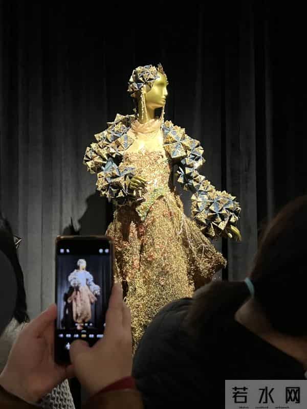 遭老祖宗的“金铺盖”闪到了，在全球首站全国唯一的成都重磅大展上