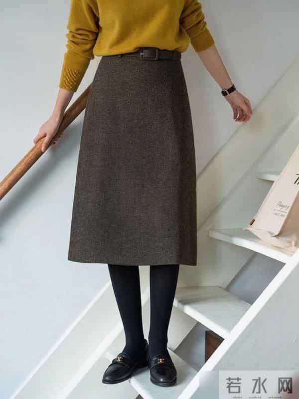 入冬后多穿基础款衣服，大衣、针织衫、半身裙，轻松提升你的气质