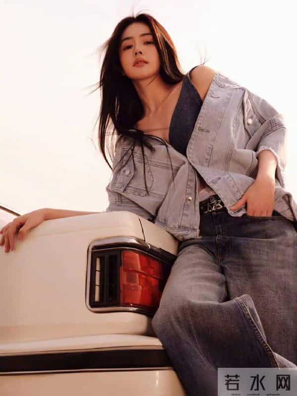 白鹿登上嘉人封面，展现出简洁、时尚、舒适的都市时尚风格