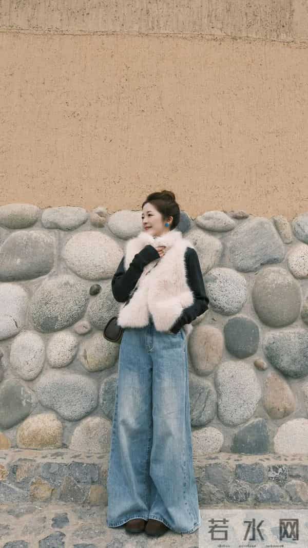 马甲+阔腿裤+红墙绝配～