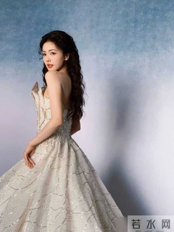 极简风穿搭的三个特点：简约、干净、利落的设计，休闲舒适又时尚