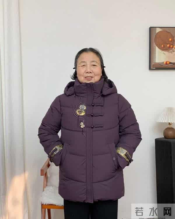 一口气给80岁奶奶买了四件棉服，奶奶让退掉三件，看看留哪件合适