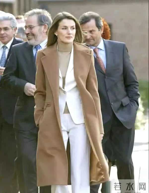 看西班牙王后穿搭，我悟了：衣不花哨，内搭简约，既显气质又优雅