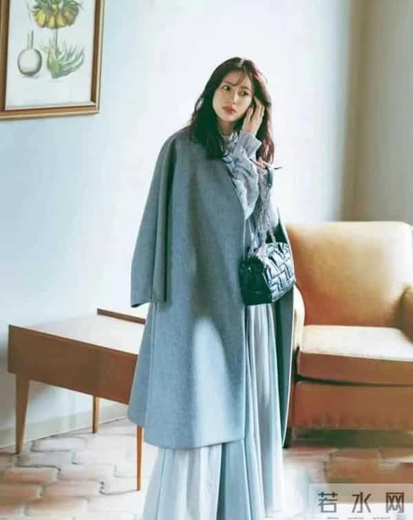 灰色大衣，这样“配色”太高级了