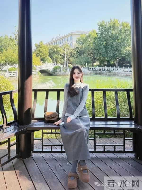 秋日松弛感穿搭｜灰调叠穿+毛呢半裙，被夸高级又温柔～