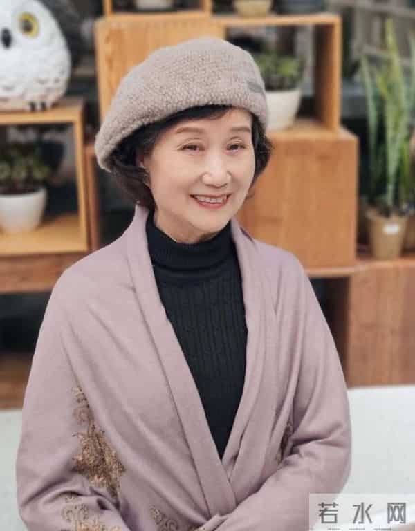 五六十岁女人，戴帽子尽量做到这“3戴3不戴”，更时髦高级