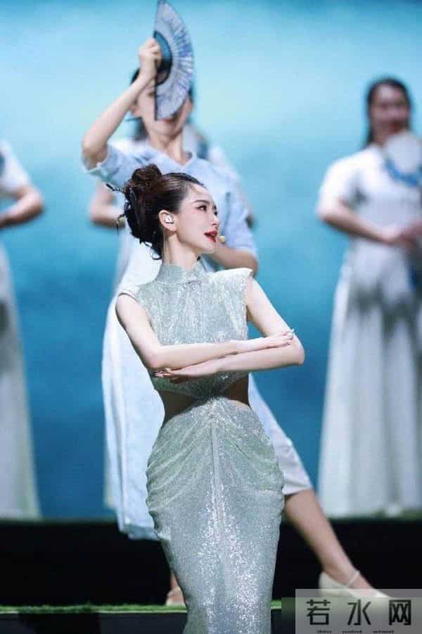 古力娜扎和戚薇穿搭新中式旗袍，一个典雅知性，一个优雅时尚