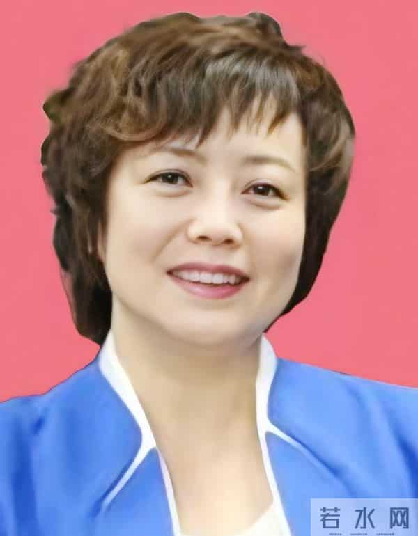 王传福女儿打入巴黎名媛圈，学霸模板长相可人，一抹红裙放光彩