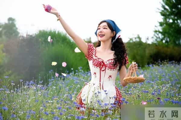 夏至时尚穿搭，徐梦洁的田园风与王楚然的简约风，你更爱哪一种？