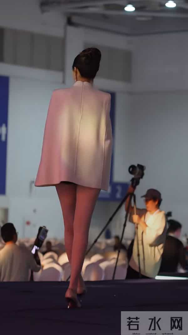 白色蕾丝丝袜普通人根本驾驭不了 也就小姐姐这样的美腿能穿成女神