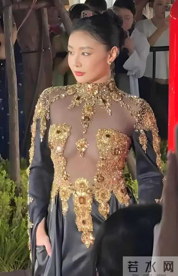 高叶真空西装炸场,这样的搭配穿上去很时尚