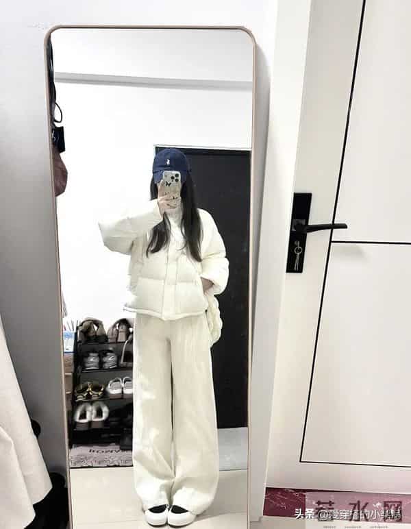 「白色阔腿裤+羽绒服」冬季最火穿搭CP，太美太时髦了！