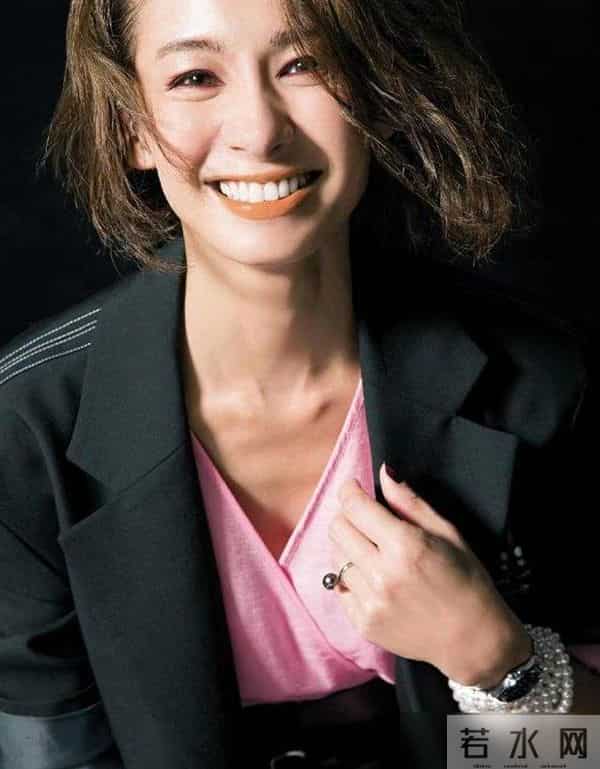 又被“黑色”惊艳到！搭这2个颜色，又绝又美！