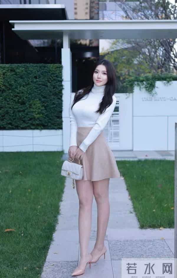 白色高领长袖上衣+粉裙+光泽袜，温柔甜美、舒适又时尚的气质穿搭