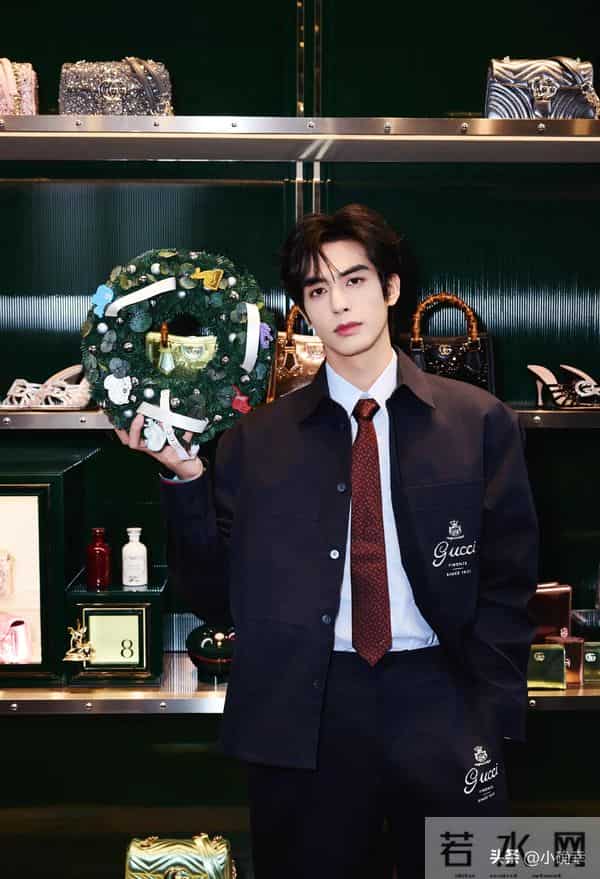 宋威龙层次搭配间迸现松弛魅力，于简约中流露魅力风度