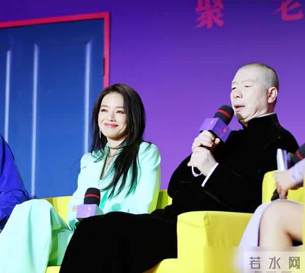 虞书欣和舒淇惊艳亮相《非诚勿扰3》发布会，多巴胺穿搭成亮点