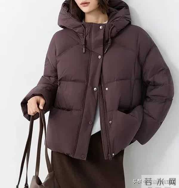 冬天想穿得年轻点？中年女性一定要避开的5种颜色！