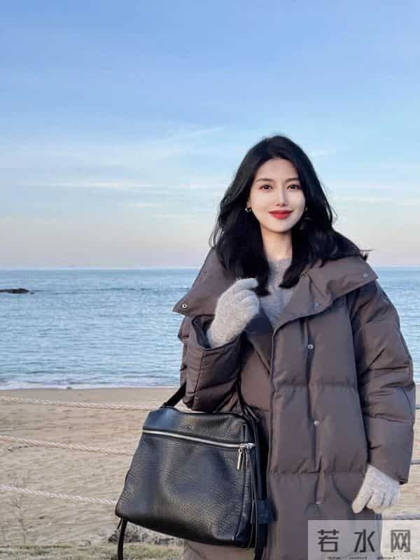 “灰色长款羽绒服+阔腿裤”，时尚又保暖，再冷都不怕！