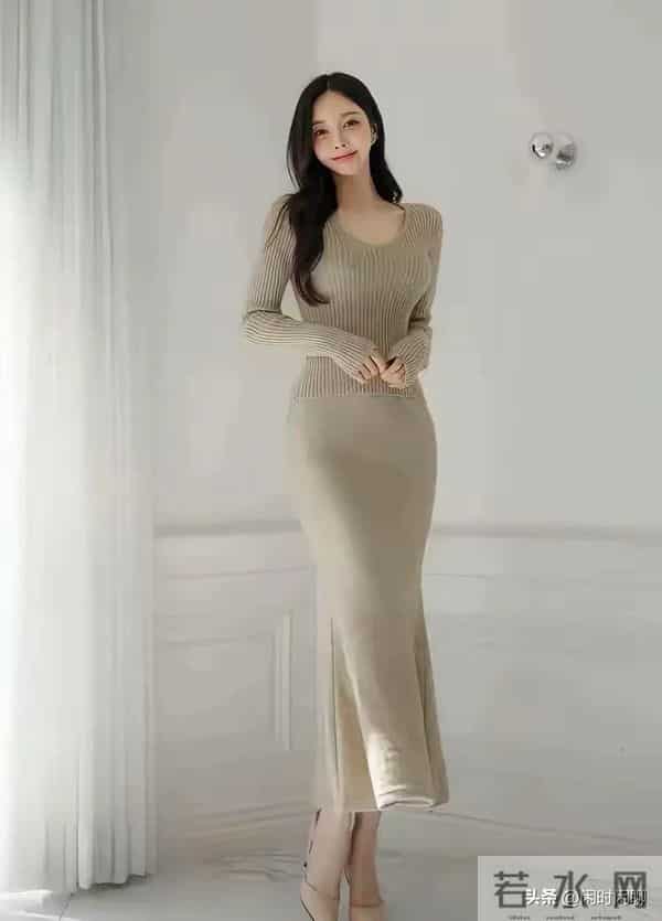 浅米色V领针织衫搭配修身鱼尾裙，简约优雅，凸显身材曲线。