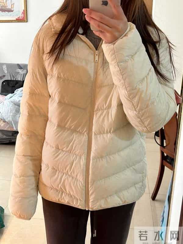 暖冬来袭！郑州服装市场排骨羽绒服走俏，充绒量低仍卖断货