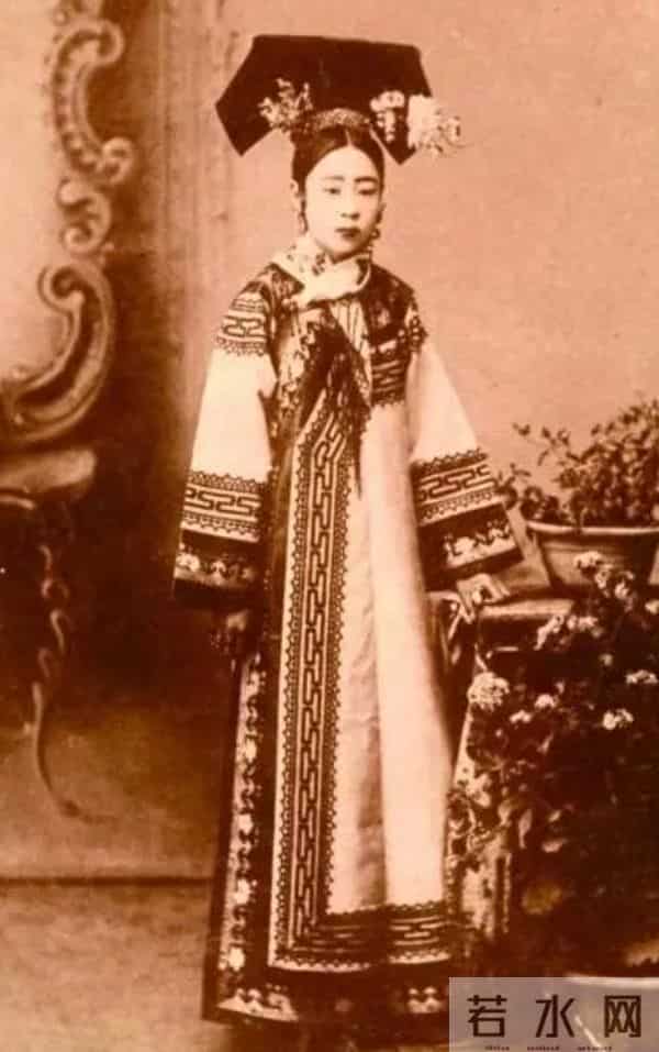 上海“叛逆”旗袍：两侧开到大腿的风华，藏着民国女子最飒的抵抗