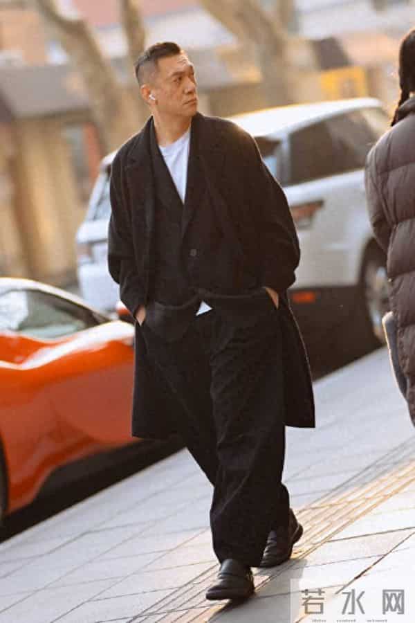 “上海爷叔”太会穿了：大衣配围巾，爱戴帽子，看着时髦又有腔调