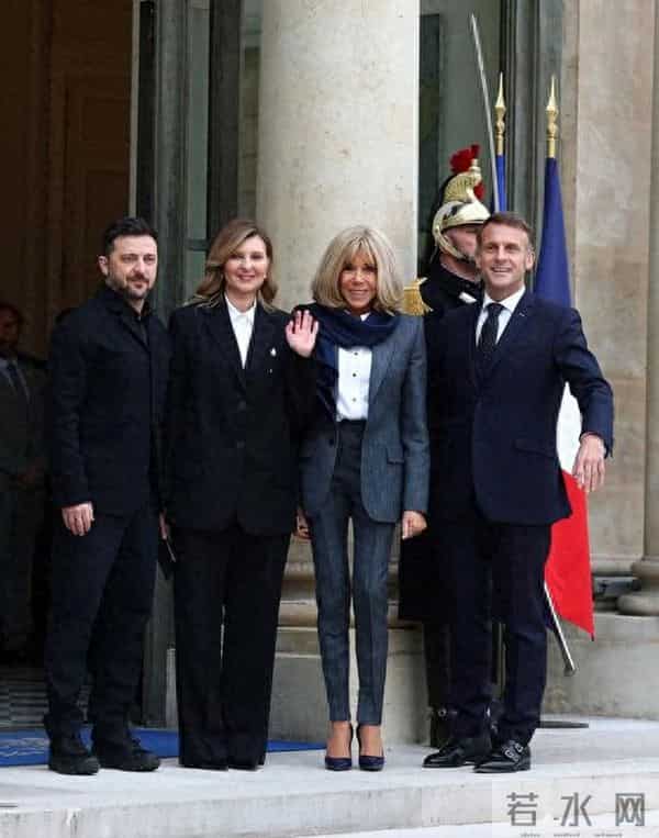 马克龙72岁爱妻久违现身，比泽连斯卡娅更飒，系LV围巾筷子腿细长