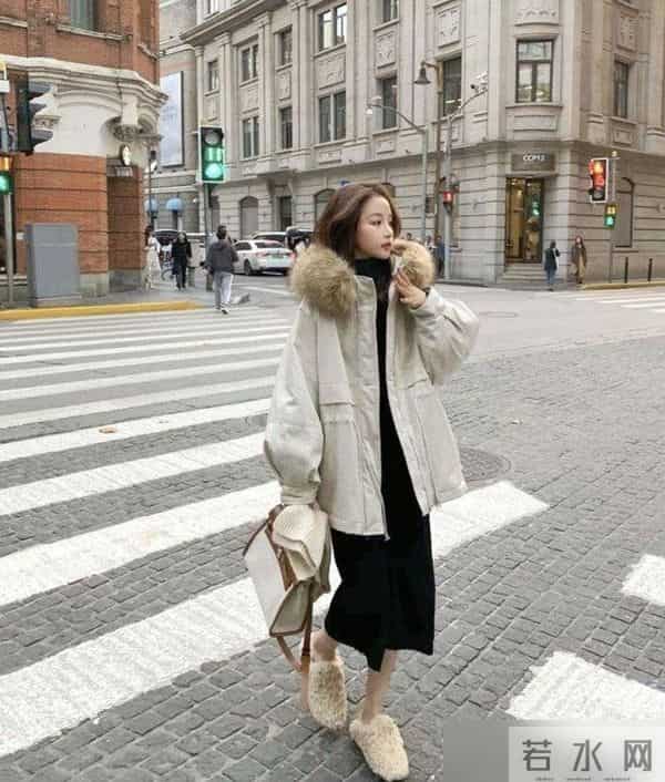放弃羽绒服吧！今年秋冬“回头率最高”的3件外套，时髦不易撞款