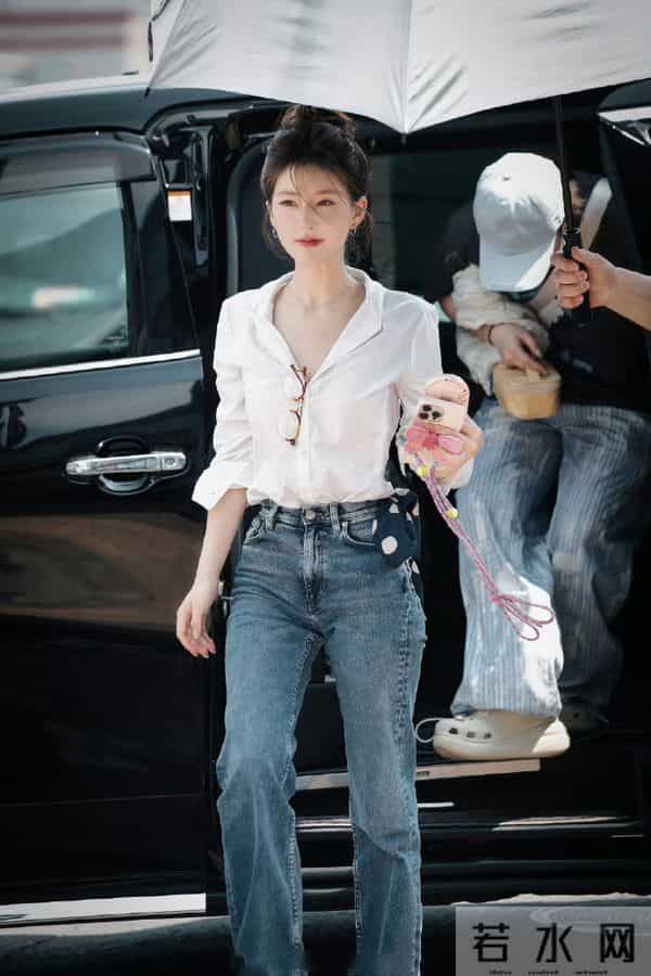 从职场到度假，赵露思四款穿搭展现时尚多样性！