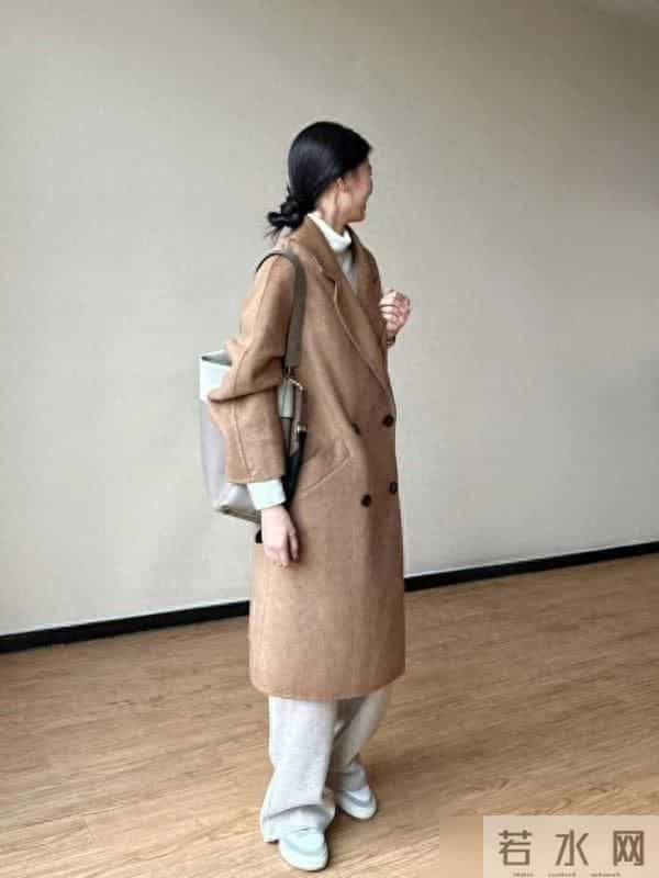 入冬后多穿基础款衣服，大衣、针织衫、半身裙，轻松提升你的气质