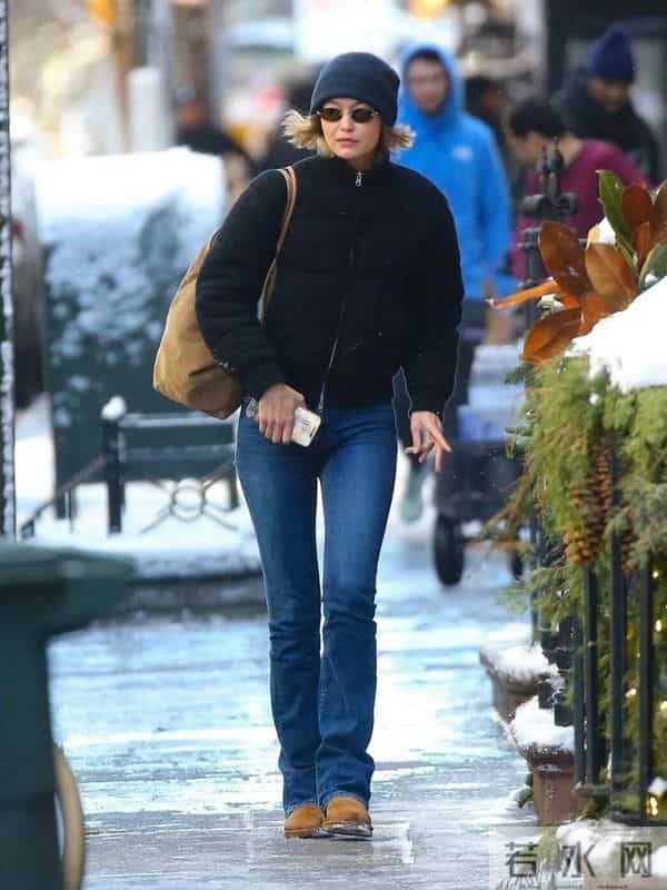 羽绒服+牛仔裤=冬天王炸CP！明星平民都在穿，保暖时髦还不挑人！
